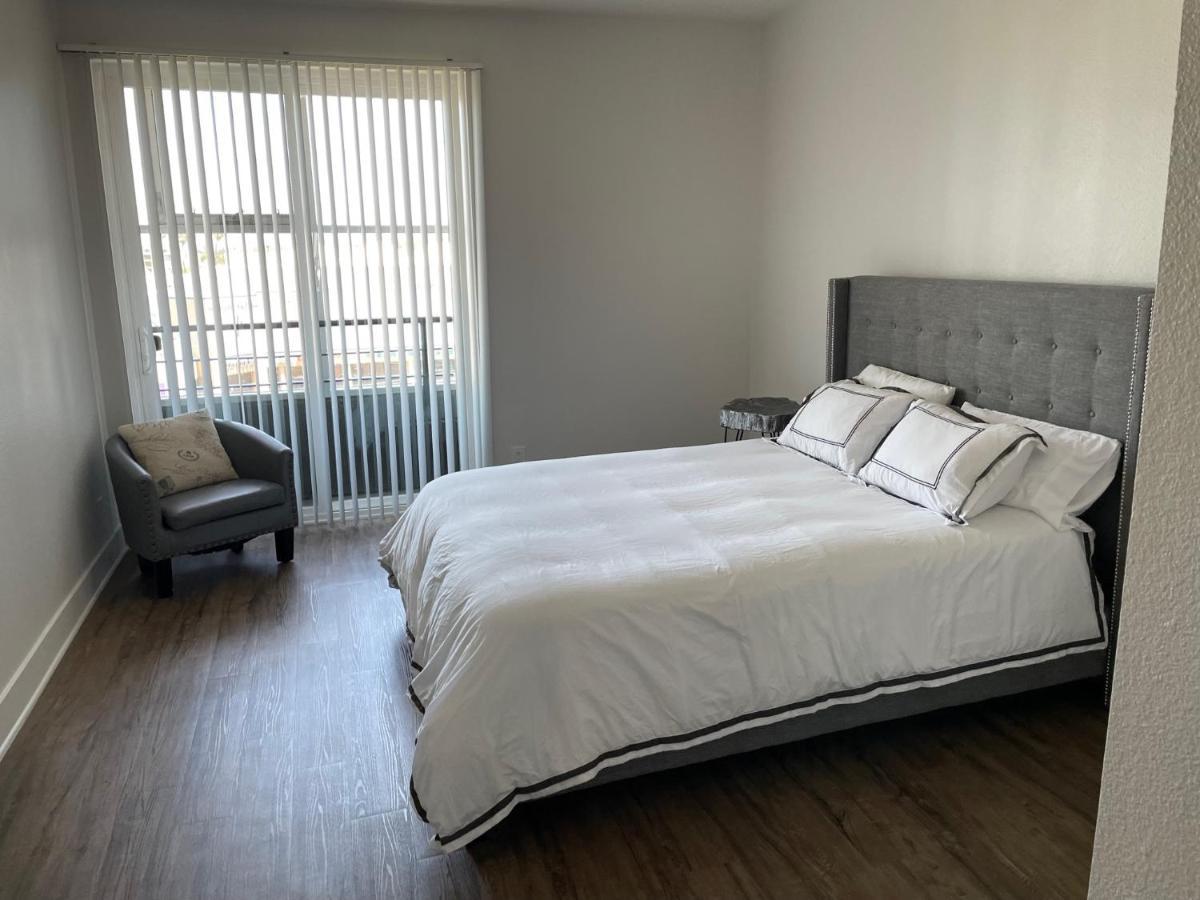 Appartement Marina - Modern & Immaculate, Spacious, Gated With Fireplace Pool, Gym, 2 Master Bedrooms