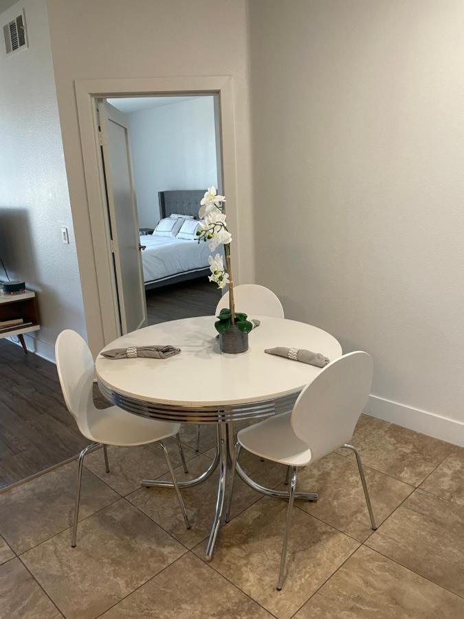 Marina - Modern & Immaculate, Spacious, Gated With Fireplace Pool, Gym, 2 Master Bedrooms *