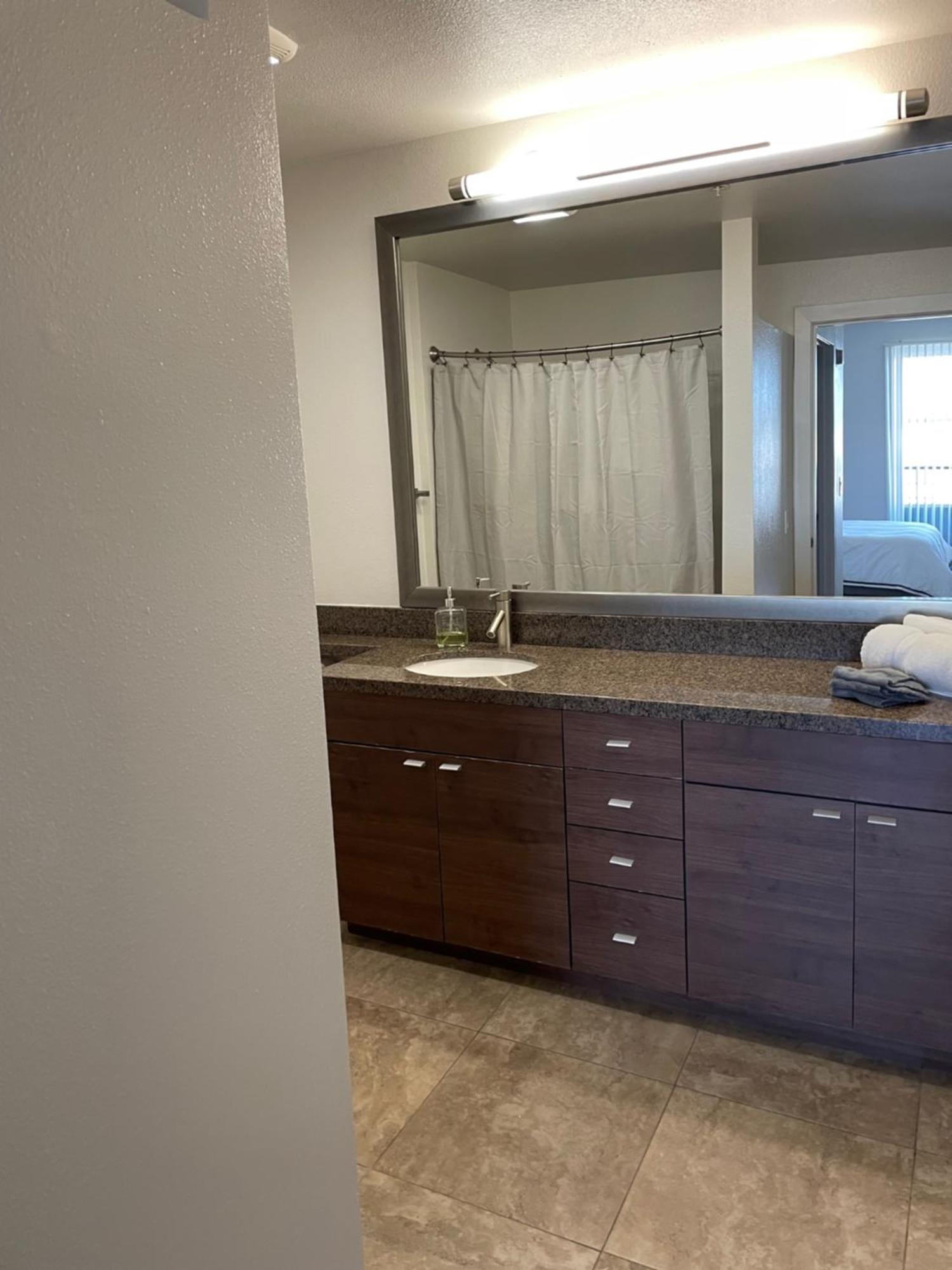 Marina - Modern & Immaculate, Spacious, Gated With Fireplace Pool, Gym, 2 Master Bedrooms