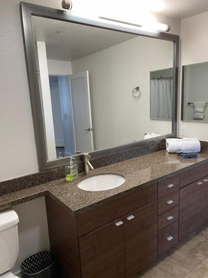 Marina - Modern & Immaculate, Spacious, Gated With Fireplace Pool, Gym, 2 Master Bedrooms Appartement *